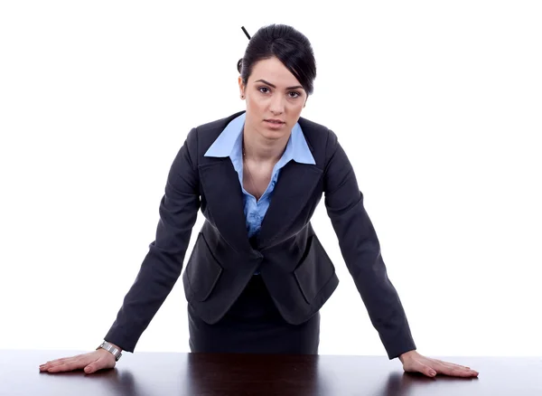 Donna d'affari in piedi dietro una scrivania — Foto Stock