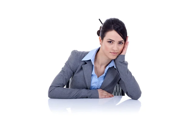 Müde Geschäftsfrau am Schreibtisch — Stockfoto