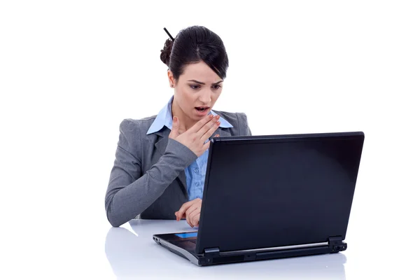 Shoked biznes kobieta na swoim komputerze — Zdjęcie stockowe