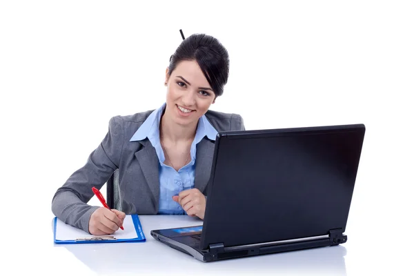 Geschäftsfrau arbeitet an ihrem Schreibtisch — Stockfoto