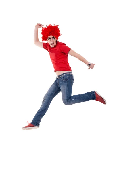 Человек в красном парике кричит и прыгает — стоковое фото