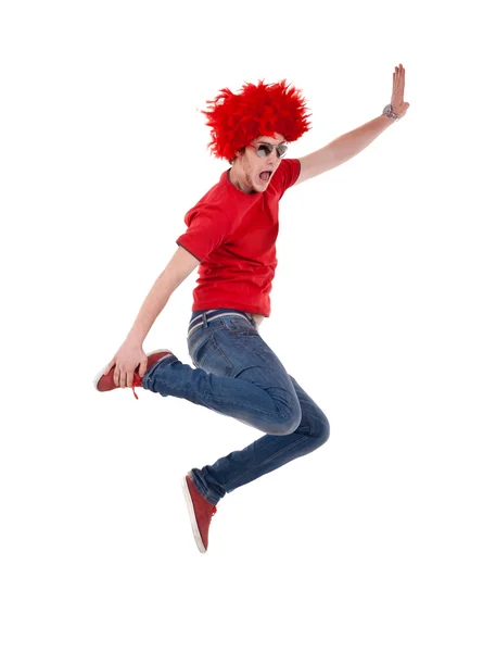Веселий чоловік з червоною великою перукою — стокове фото