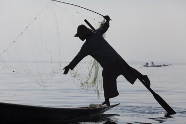 Inle Gölü 'ndeki balıkçı.