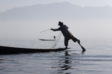 Inle Gölü 'ndeki balıkçı.
