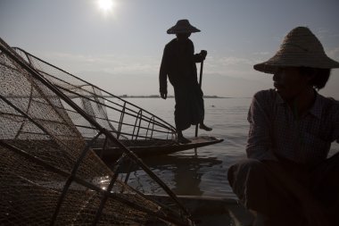 Inle Gölü 'ndeki balıkçı.