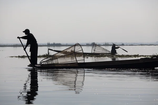 Inle Gölü 'ndeki balıkçı.