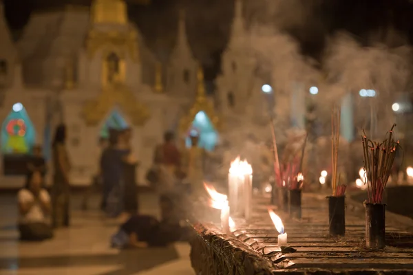 在 schwedagon 宝塔祷告 — 图库照片