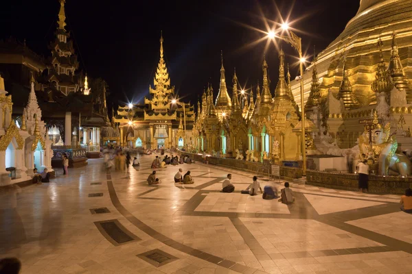Modląc się w schwedagon pagoda — Zdjęcie stockowe