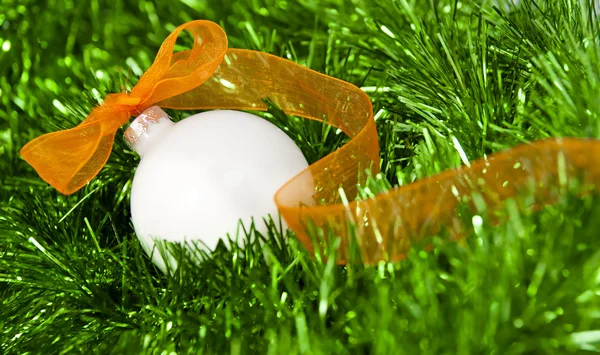 Bola de Natal branco com fita laranja — Fotografia de Stock
