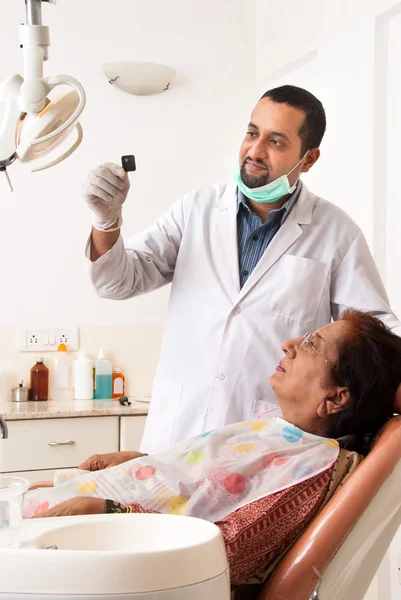 Tandläkare och patient — Stockfoto