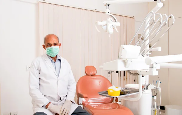Старший стоматолог — стоковое фото