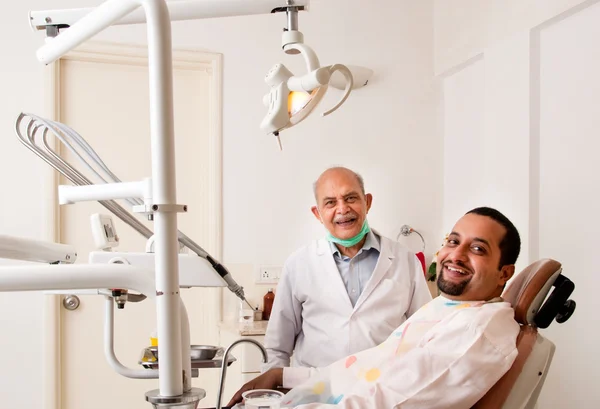 Счастливый стоматолог — стоковое фото