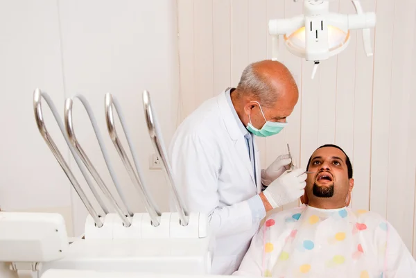 Стоматолог и пациент — стоковое фото