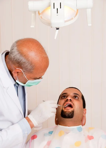 Стоматолог и пациент — стоковое фото
