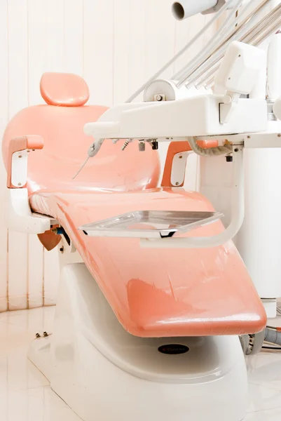 Οδοντιατρική καρέκλα και εξοπλισμός — Φωτογραφία Αρχείου