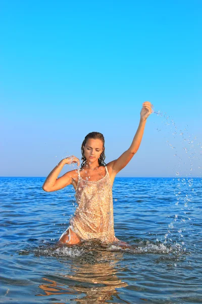 Красива Молода Жінка Відпочинку Пляжі Греції — стокове фото