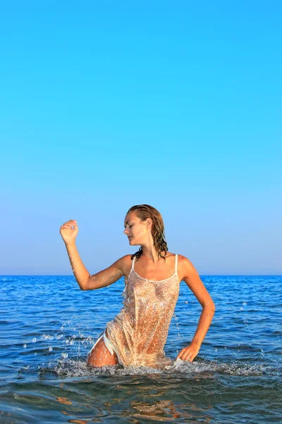 ギリシャのビーチでリラックスした美しい若い女性 — ストック写真