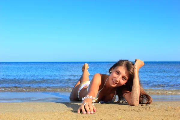Όμορφη Νεαρή Γυναίκα Χαλαρώνοντας Στην Παραλία Στην Ελλάδα — Φωτογραφία Αρχείου