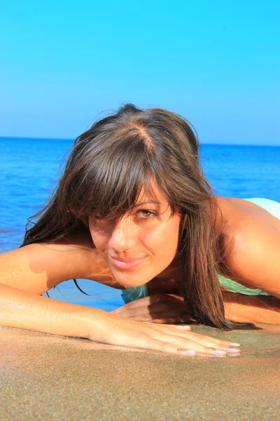美丽的年轻女子轻松在希腊的海滩上 — 图库照片