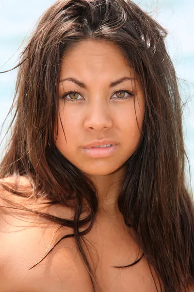 Vacker Ung Kvinna Avkopplande Asiatiska Stranden Grekland — Stockfoto