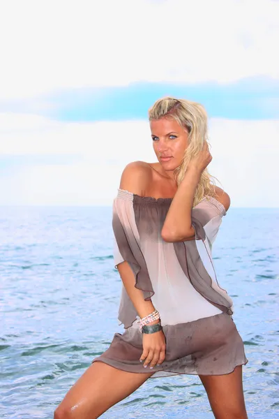 Vacker Ung Kvinna Avkopplande Skandinaviska Stranden Grekland — Stockfoto