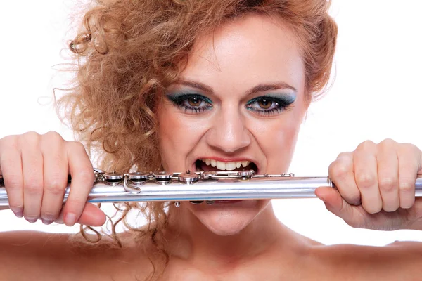 Портрет женщины, играющей на флейте — стоковое фото