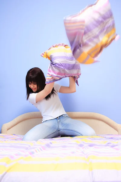 Mujer teniendo pelea de almohadas — Foto de Stock