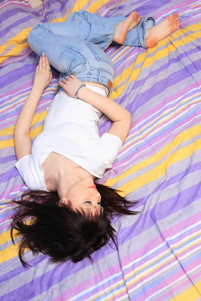 Täck med eftertanke躺在床上的女人 — 图库照片