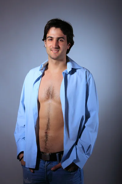 Jonge man met unbuttoned shirt — Stockfoto
