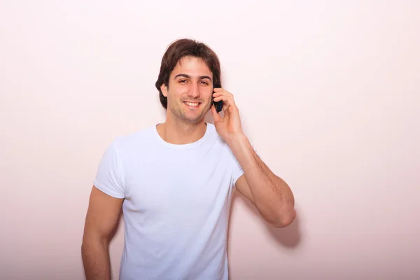 Neformální mladík mluví po telefonu — Stock fotografie