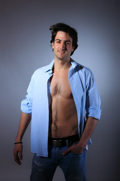 Unbuttoned シャツと若い男 — ストック写真