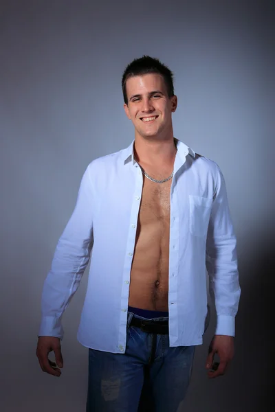 Junger Mann mit ungeknöpftem Hemd — Stockfoto