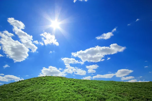 Zöld fű dombok déli napsütésben — Stock Fotó