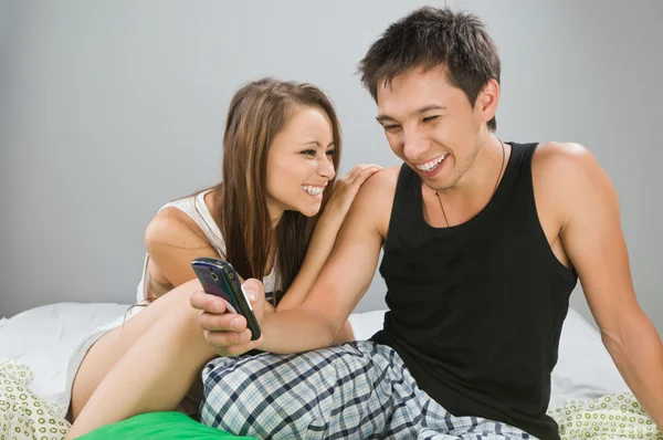 Ευτυχισμένο ζευγάρι με κινητό τηλέφωνο — Φωτογραφία Αρχείου
