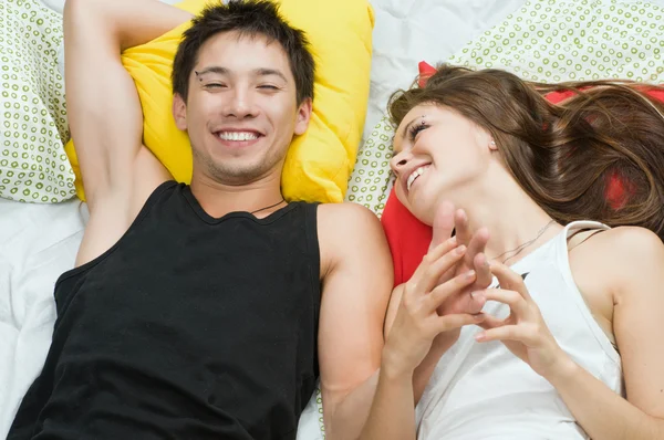 幸せなカップルのベッドで一緒に — ストック写真