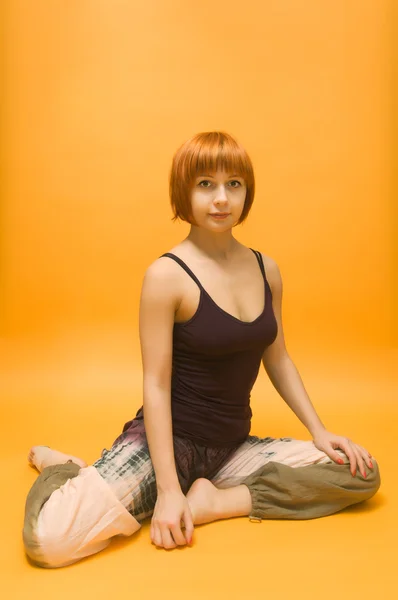 Červená holčička provádějícího jóga asana — Stock fotografie