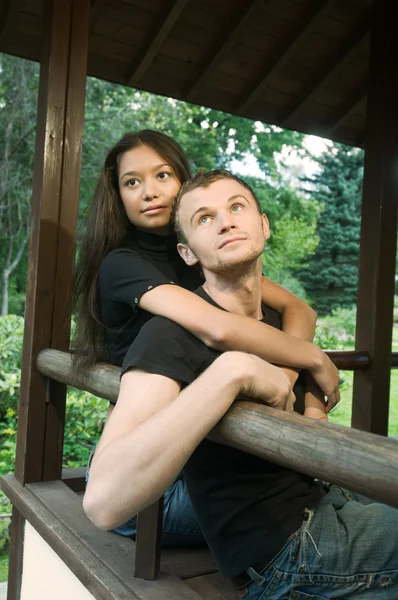 Νεαρό ζευγάρι στο πάρκο — Φωτογραφία Αρχείου
