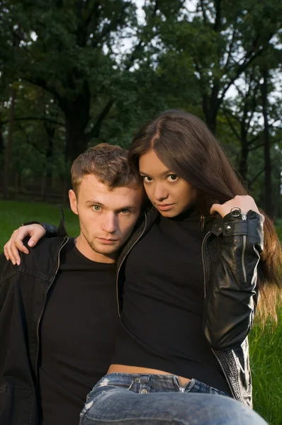 Jeune couple sur une herbe — Photo