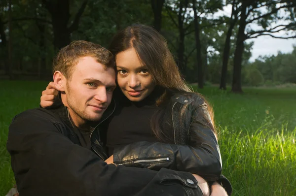 Jeune couple sur une herbe — Photo