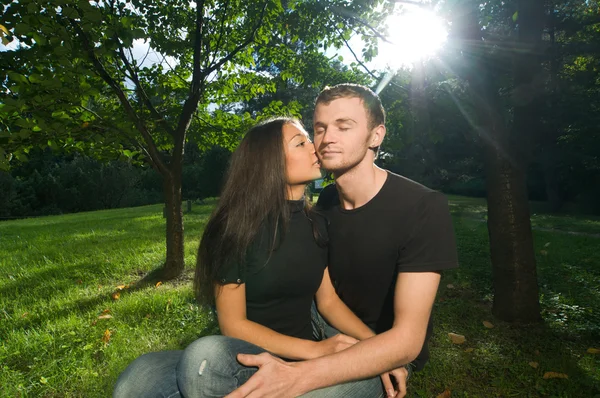晴れた日に公園で若いカップル — ストック写真