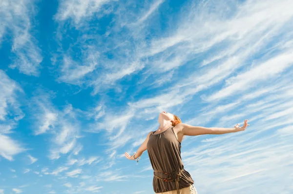 在背景中执行瑜伽舞蹈户外与蓝蓝的天空和云的美丽年轻舞者 — 图库照片
