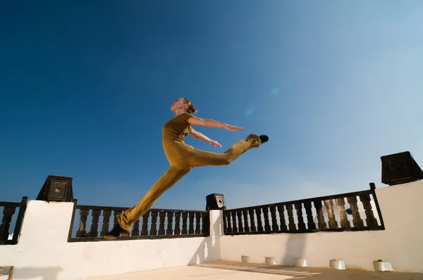ヨガのダンサーの跳躍 — ストック写真