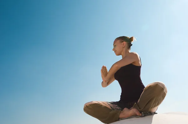 Attraktive Rothaarige Frau Praktiziert Vinyasa Yoga Freien — Stockfoto