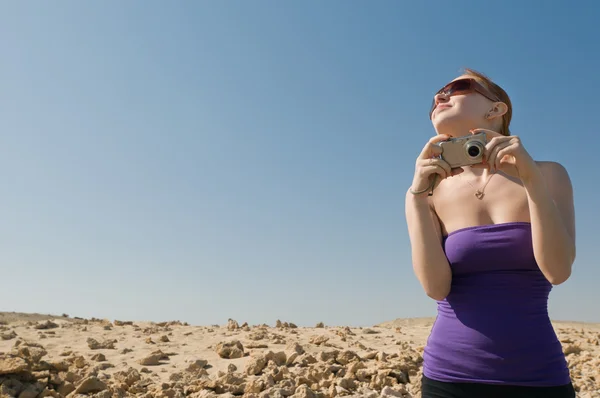Girl with compact camera at the desert — Stock Photo, Image