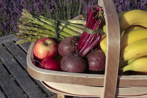 Ovoce a zelenina v košíku — Stock fotografie