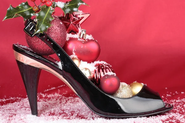 Vánoční ozdoby s boty na podpatku — Stock fotografie