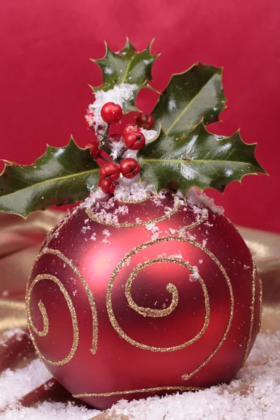 Χριστουγεννιάτικα στολίδια closeup πάνω από το κόκκινο — Φωτογραφία Αρχείου