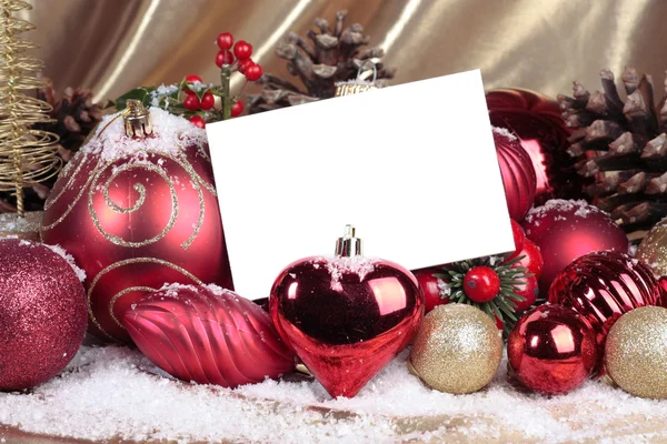 Decoraciones navideñas con tarjeta en blanco sobre fondo blanco —  Fotos de Stock