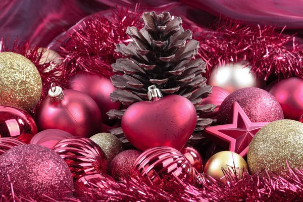 Decorações de Natal closeup sobre vermelho — Fotografia de Stock