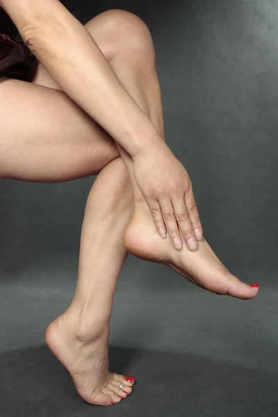 Gri arka plan üzerinde kadın bacakları metre — Stok fotoğraf